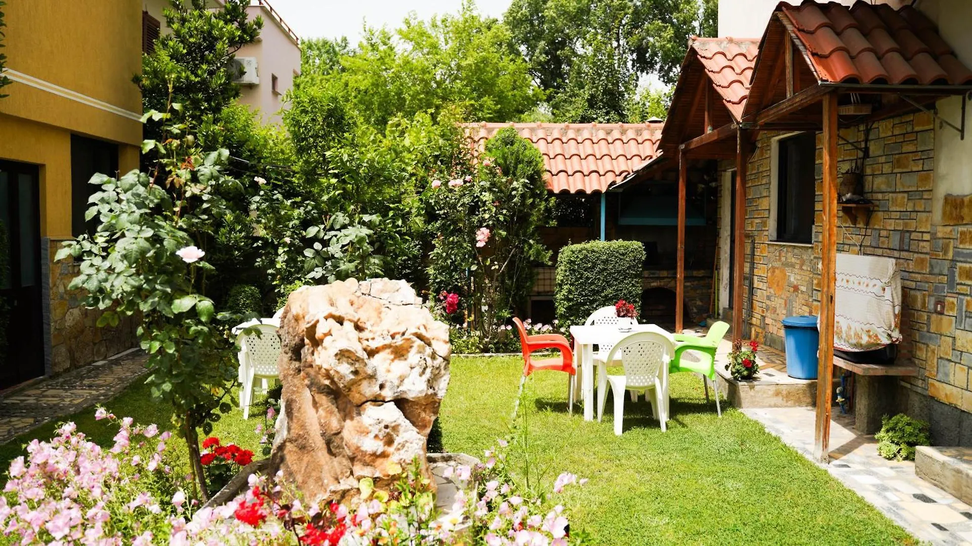 Vila Aliaj Deluxe Apartment With 2 Rooms & 2 Baths And Garden View Durres Albania